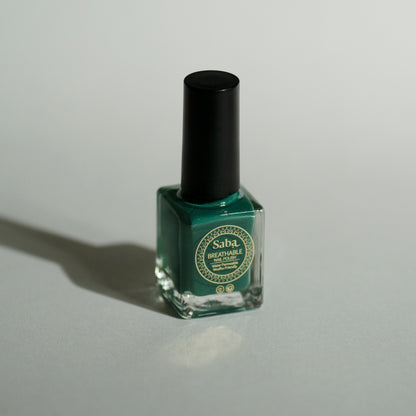 Saba Emerald Green is a bold, breathable nail polish with a jewel-toned finish. Toxin-free, vegan, and designed to turn heads with rich, vibrant color